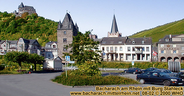 Bacharach am Rhein, Burg Stahleck, Marktturm, Peterskirche, Parkplatz an der B 9. Foto:  WHO, 19. August 2000